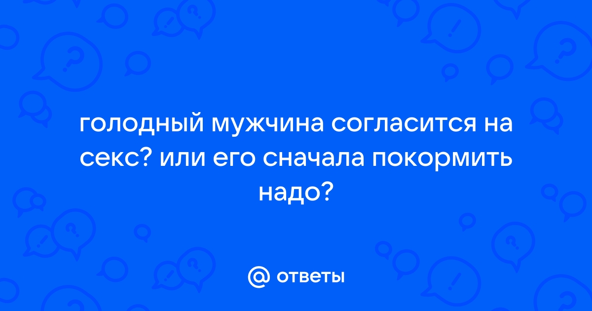 Голодный парень по очереди трахает на диване подругу и её развратную мачеху