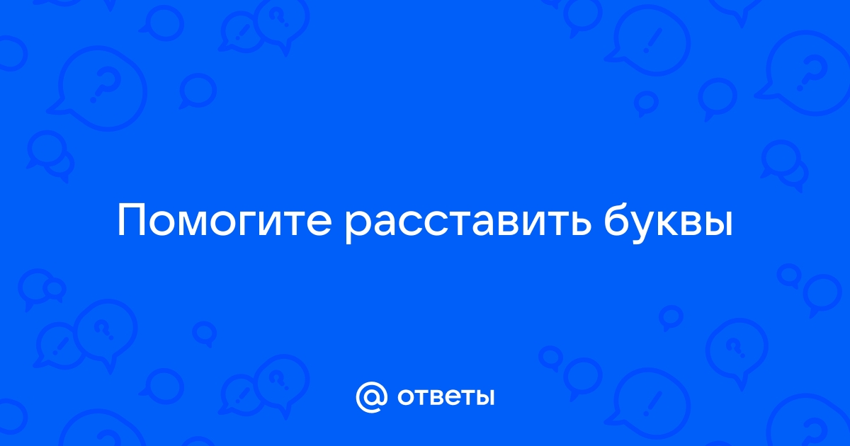 Четырехлетний малыш расположился на деревянном полу среди листов бумаги