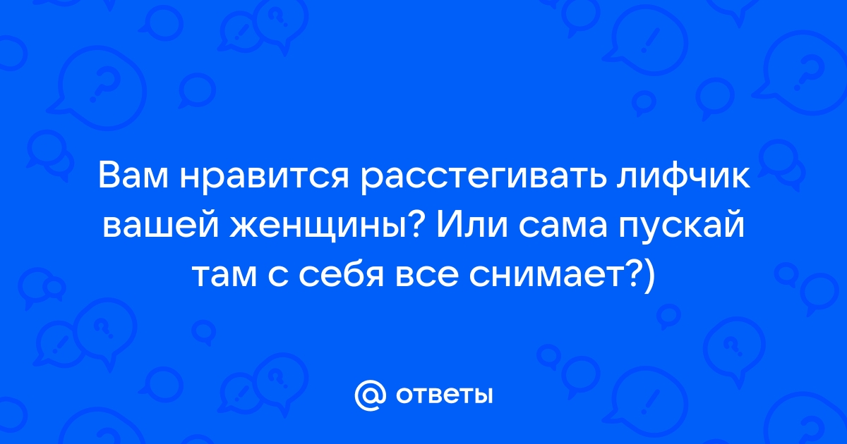 Кудрявая девушка фотографирует сама себя