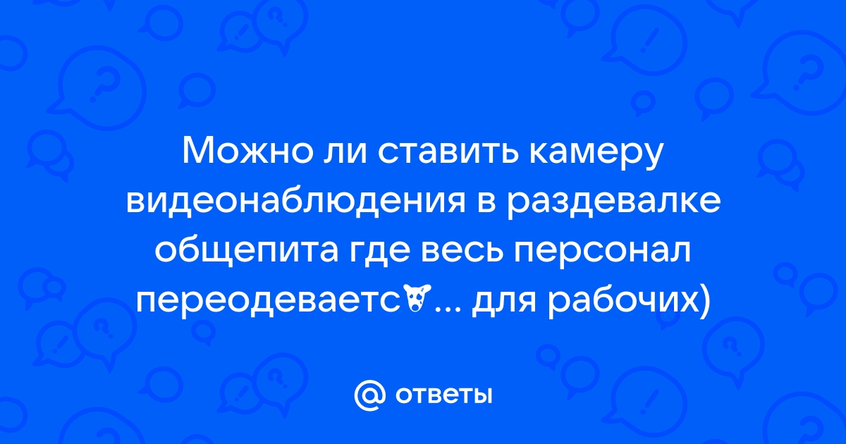 Девушки переодеваются перед тренировкой в раздевалке фитнес клуба