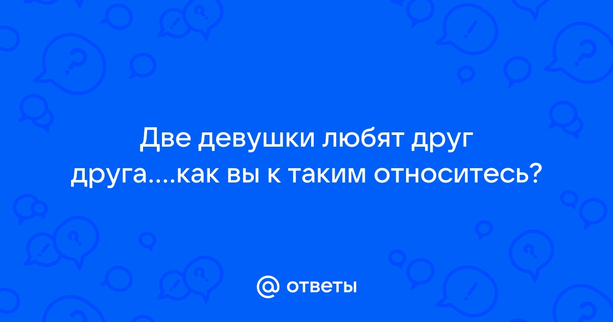 Они любят друг друга. Вид сверху красивой молодой любящей пары лежа в постели и, взявшись за руки