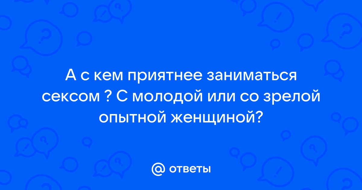 Красивая молодая женщина с сочным апельсином на цветном фоне, крупным планом