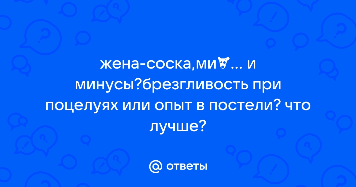 Голая молодая женщина закрыла соски руками