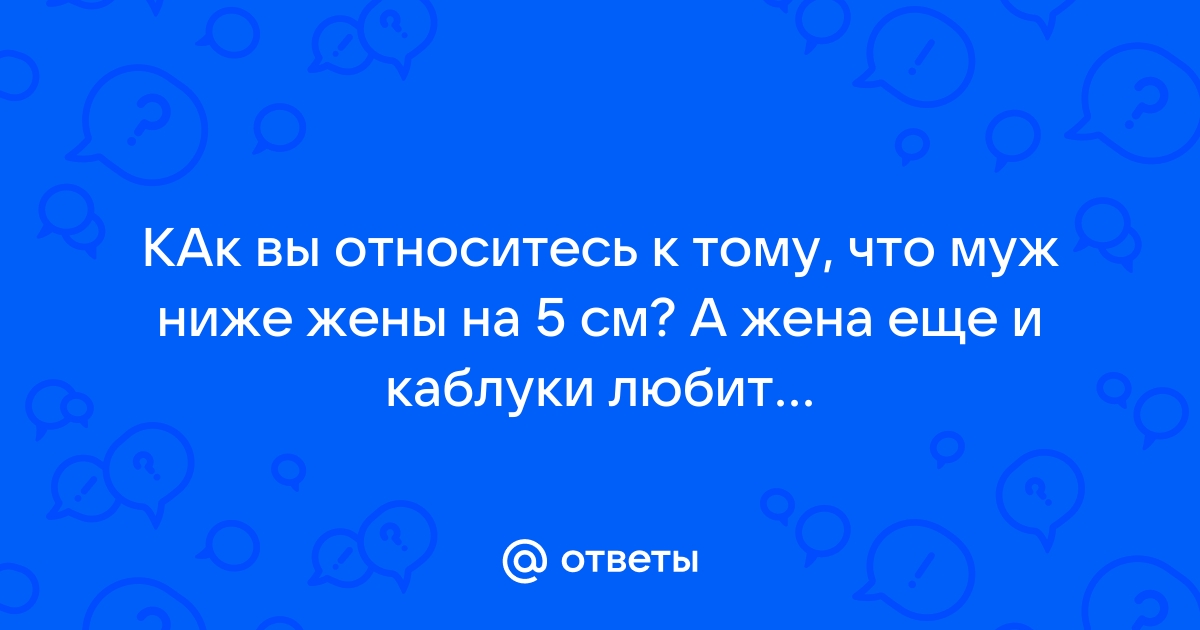 молодые девушки снизу в розовом бикини на фоне голубого неба